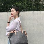 Oh Yeon-seo Instagram - 요즘 내가 좋아하는 조합 루이까또즈의 새로운 모노그램 라인 르퐁콜랙션과 함께 데일리룩 완성! 클래식하면서도 데일리로 들기 좋아요❤️ #광고 #louisquatorze #루이까또즈 #르퐁콜렉션 #쇼퍼백