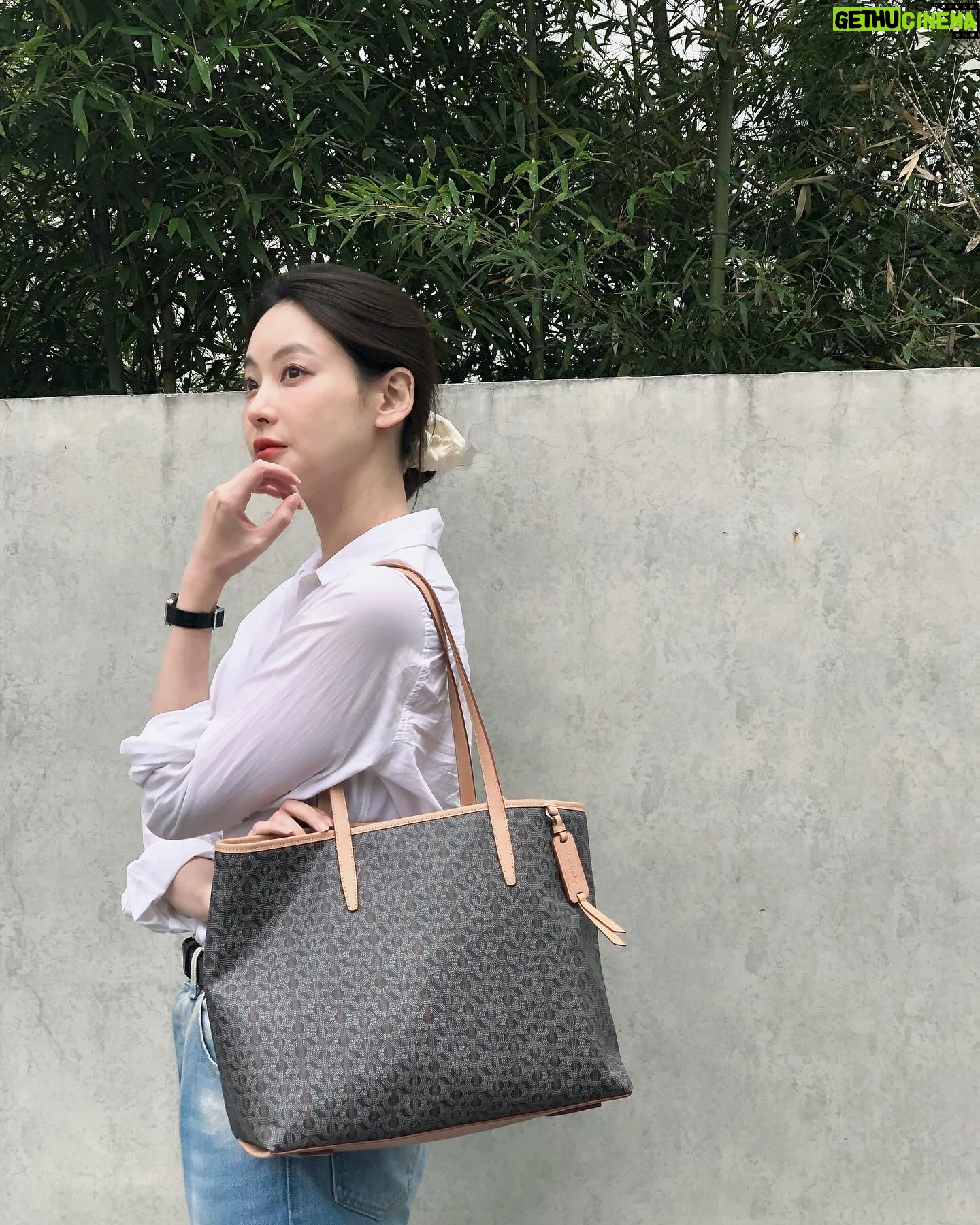 Oh Yeon-seo Instagram - 요즘 내가 좋아하는 조합 루이까또즈의 새로운 모노그램 라인 르퐁콜랙션과 함께 데일리룩 완성! 클래식하면서도 데일리로 들기 좋아요❤️ #광고 #louisquatorze #루이까또즈 #르퐁콜렉션 #쇼퍼백