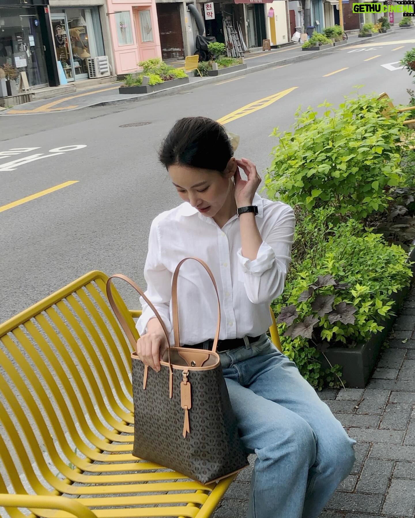 Oh Yeon-seo Instagram - 요즘 내가 좋아하는 조합 루이까또즈의 새로운 모노그램 라인 르퐁콜랙션과 함께 데일리룩 완성! 클래식하면서도 데일리로 들기 좋아요❤️ #광고 #louisquatorze #루이까또즈 #르퐁콜렉션 #쇼퍼백