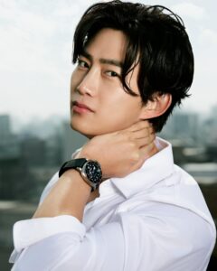 Ok Taec-yeon Instagram - #광고 파네라이는 이번 워치스앤원더스 에서 루나 로사 프라다 피렐리 팀의 정신을 담은 ‘섭머저블 루나 로사 PAM01565’ 온라인 익스클루시브 모델을 선보입니다. 42mm PAM01565는 아메리카 컵에서 사용된 기술과 소재에서 영감 받아 제작된 모델이며, 온라인에서 한정 수량으로 출시됩니다. #Panerai #PaneraiWW24 #SubmersibleLunaRossa #PAM1565