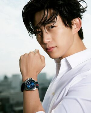 Ok Taec-yeon Instagram - #광고 파네라이는 이번 워치스앤원더스 에서 루나 로사 프라다 피렐리 팀의 정신을 담은 ‘섭머저블 루나 로사 PAM01565’ 온라인 익스클루시브 모델을 
선보입니다. 42mm PAM01565는 아메리카 컵에서 사용된 기술과 소재에서 영감 받아 제작된 모델이며, 온라인에서 한정 수량으로 출시됩니다. 

#Panerai #PaneraiWW24 #SubmersibleLunaRossa #PAM1565