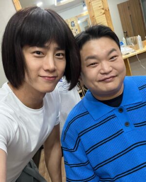 Ok Taec-yeon Instagram - 지금까지 “가슴이뛴다” 시청해주셔서 감사합니다. 추운 겨울부터 무더운 여름까지 함께 해온 배우분들 스텝분들 진심으로 고생많으셨습니다. 또 한번 많은 것들을 배울 수 있는 현장이였고, 정말 애착가는 드라마였습니다. 선우혈로서는 마지막 인사드리지만, 또 새로운 모습으로 인사드릴게요! 감사합니다!