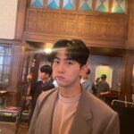 Ok Taec-yeon Instagram – 지금까지 “가슴이뛴다” 시청해주셔서 감사합니다. 추운 겨울부터 무더운 여름까지 함께 해온 배우분들 스텝분들 진심으로 고생많으셨습니다. 또 한번 많은 것들을 배울 수 있는 현장이였고, 정말 애착가는 드라마였습니다. 선우혈로서는 마지막 인사드리지만, 또 새로운 모습으로 인사드릴게요! 감사합니다!
