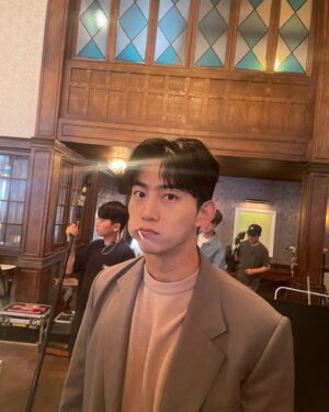 Ok Taec-yeon Instagram - 지금까지 “가슴이뛴다” 시청해주셔서 감사합니다. 추운 겨울부터 무더운 여름까지 함께 해온 배우분들 스텝분들 진심으로 고생많으셨습니다. 또 한번 많은 것들을 배울 수 있는 현장이였고, 정말 애착가는 드라마였습니다. 선우혈로서는 마지막 인사드리지만, 또 새로운 모습으로 인사드릴게요! 감사합니다!