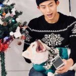 Ok Taec-yeon Instagram - Eddie and Taec are ready for the holidays 🎄🎅🏻🎁 #GalaxyZFlip5 #SamsungPartner @samsungmobileusa