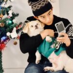 Ok Taec-yeon Instagram - Eddie and Taec are ready for the holidays 🎄🎅🏻🎁 #GalaxyZFlip5 #SamsungPartner @samsungmobileusa