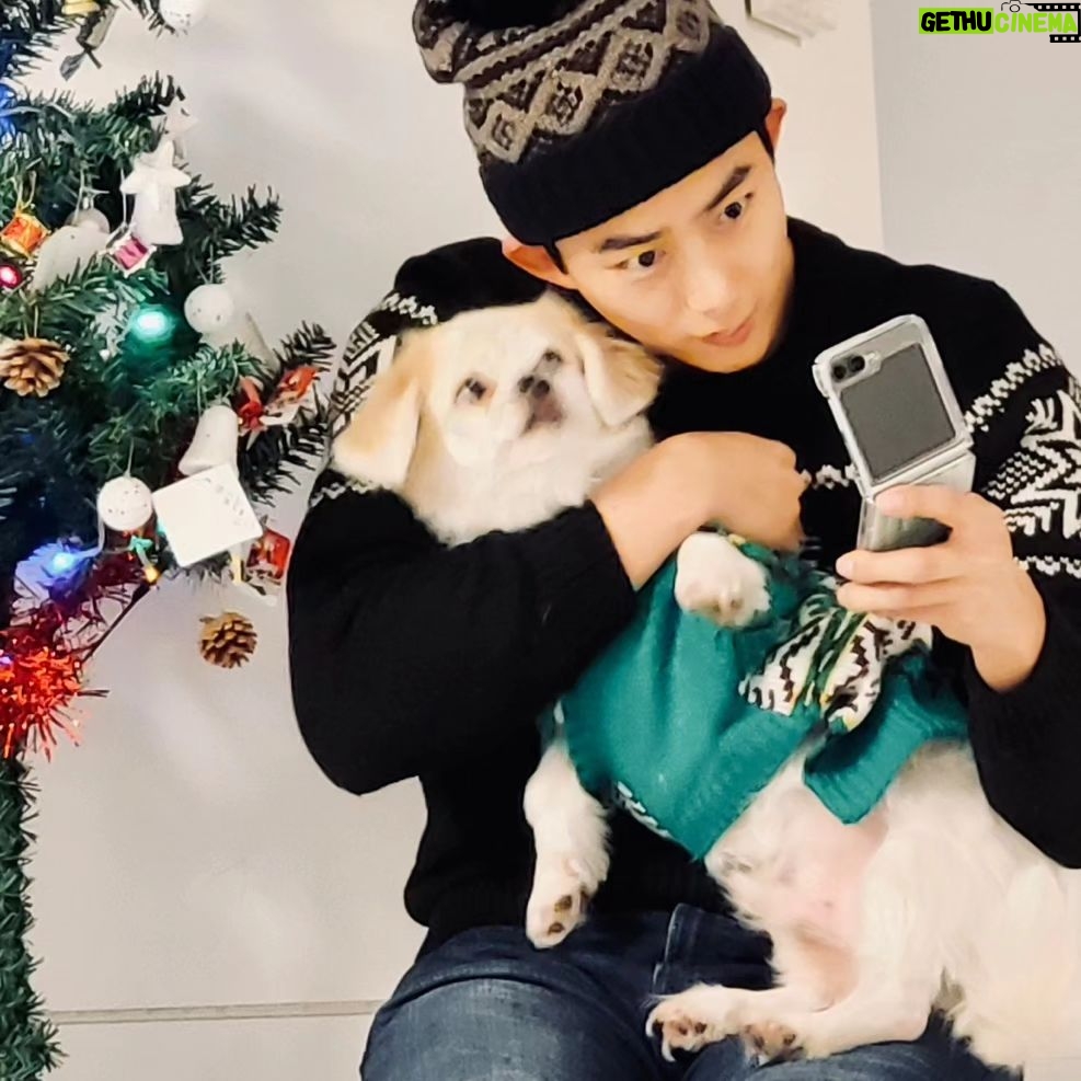 Ok Taec-yeon Instagram - Eddie and Taec are ready for the holidays 🎄🎅🏻🎁 #GalaxyZFlip5 #SamsungPartner @samsungmobileusa