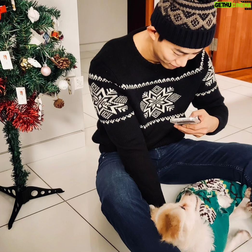 Ok Taec-yeon Instagram - Eddie and Taec are ready for the holidays 🎄🎅🏻🎁 #GalaxyZFlip5 #SamsungPartner @samsungmobileusa