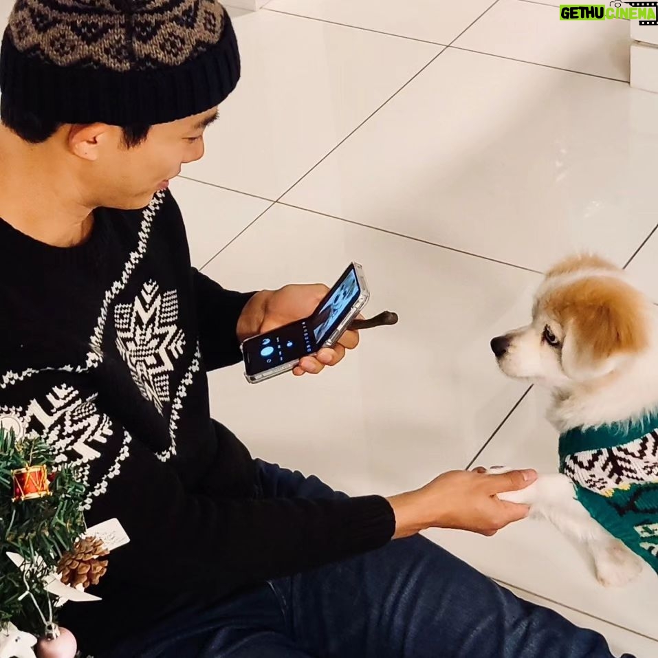 Ok Taec-yeon Instagram - Eddie and Taec are ready for the holidays 🎄🎅🏻🎁 #GalaxyZFlip5 #SamsungPartner @samsungmobileusa
