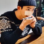 Ok Taec-yeon Instagram - Eddie and Taec are ready for the holidays 🎄🎅🏻🎁 #GalaxyZFlip5 #SamsungPartner @samsungmobileusa