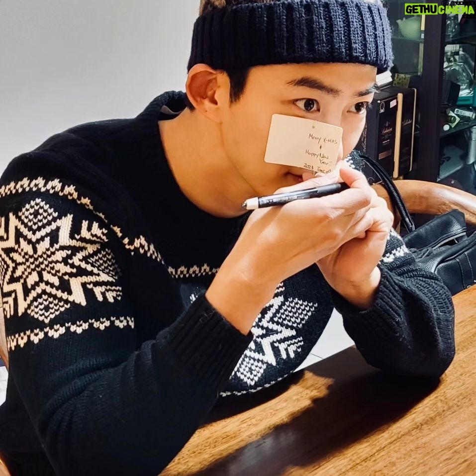 Ok Taec-yeon Instagram - Eddie and Taec are ready for the holidays 🎄🎅🏻🎁 #GalaxyZFlip5 #SamsungPartner @samsungmobileusa