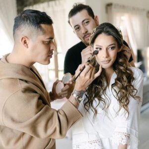Oka Giner Instagram - El día más mágico de mi vida puse mi arreglo en dos personas que son muy importantes para mi:

@ltorresbeauty y yo fuimos roomies por allá del 2015. Nos levantábamos todos los días para ir a trabajar en nuestros sueños. Peleábamos por quien se había comido la despensa del otro pero las risas nunca faltaron y hoy siempre dibuja en mí una sonrisa al ver hasta donde ha llegado e imaginar todo lo que vendrá en su vida. Te amo mucho bebe ❤️.

A @adriandf lo conocí en "Señora Acero", por ahí del 2016. Él era el encargado de la imagen de todos los actores. Nos hicimos grandes amigos y yo pasaba más tiempo en el camper de maquillaje chismeando y riendo a su lado que en mi propio camerino. Hace poco también dio un paso muy importante y abrió su propio estudio @agm_estudio donde hoy en día hago todas mis locuras y cambios que se me ocurran. 

Gracias por haber estado no sólo en el día más importante, sino durante tantos años. Los quiero con todo mi corazón y me llena de orgullo ver lo chingones que son en lo que hacen y más lo que son como seres humanos. 
❤️❤️❤️❤️❤️❤️❤️❤️❤️

Gracias por haberme hecho sentir la novia más hermosa del 🌍!