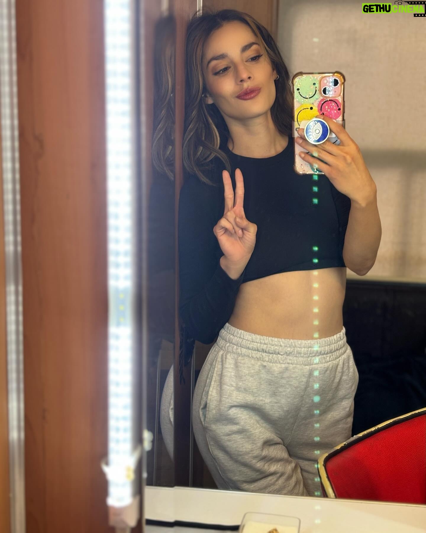 Oka Giner Instagram - Ahorita vengo voy a hacerle la vida de cuadritos a los personajes de #unasencillafamiliacomplicada 💋 Sobre todo al de @soymarisoldelolmo