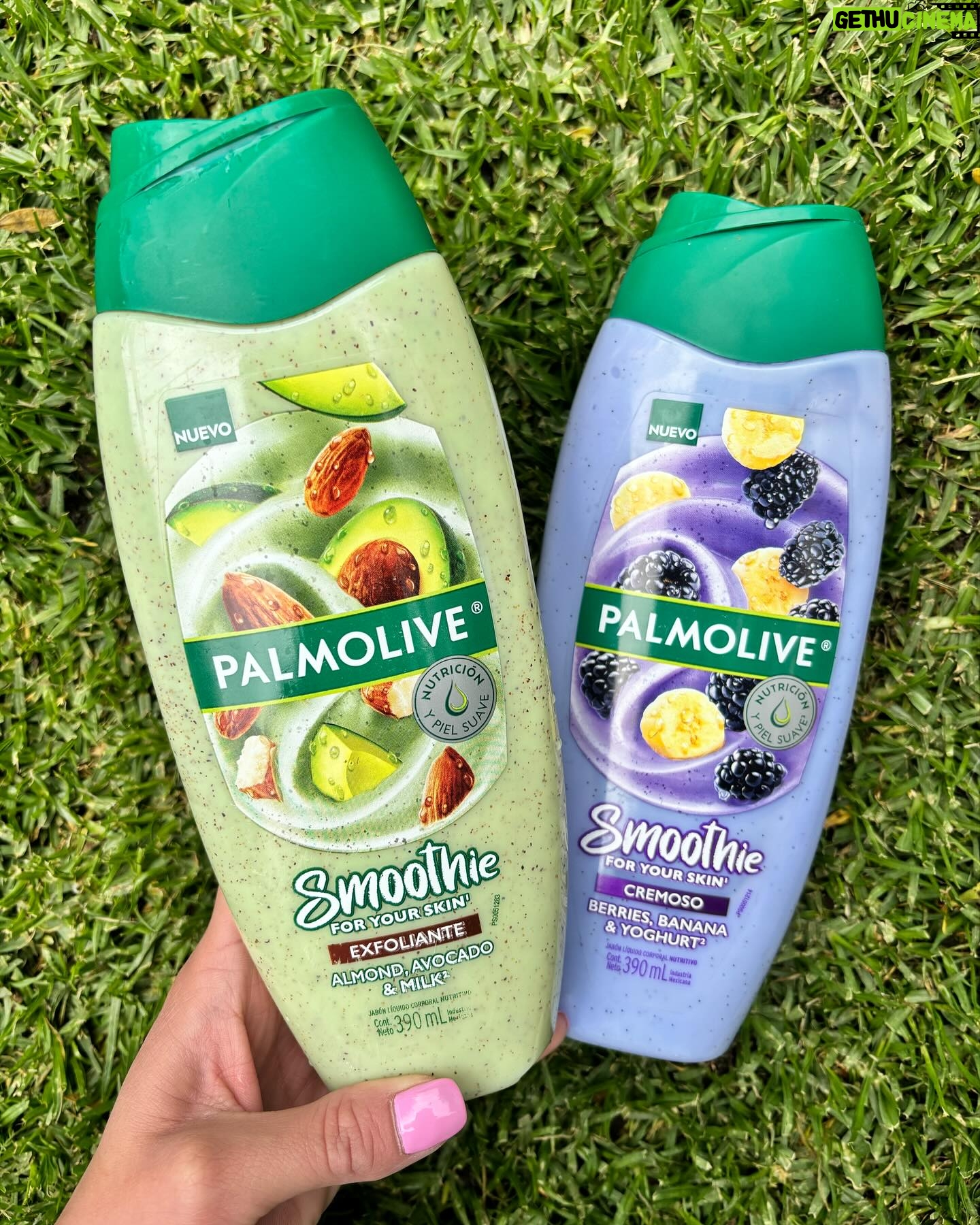 Oka Giner Instagram - Cuenta la leyenda que Cleopatra se bañaba en leche. Entonces porque no meterte a bañar en tu smoothie favorito? Ahora es posible gracias al nuevo #PalmoliveSmoothie con un aroma delicioso y todo lo cremocito del smoothie que te vuelve loco/a. Lo vas a adorar!! #BañoSuave