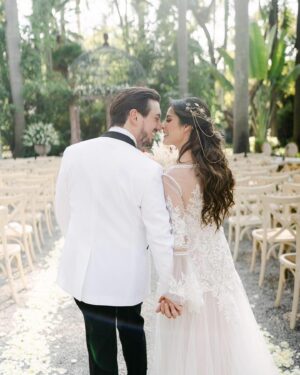Oka Giner Instagram - Hace un año logramos que nuestra familia entera se bañara, @nachored . Las sorpresas de la noche: tu hermano y el mío. 

Este año ha sido increíble, empezando porque nosotros somos una cosa muy distinta a lo que yo creía de los matrimonios. Todos los días me confirmo a mi misma "que bien me casé chingao".

La única queja que tengo son tus ronquidos pero eso ya lo sabía y no podías ser perfecto. 

Te amo con el alma pendejada mía, gracias por seguir haciéndome sentir la mujer más amada, consentida y plena del universo. 

Gracias por hacer mi vida más divertida ❤️❤️❤️❤️❤️❤️❤️❤️. 

FELIZ PRIMER DE COMO 40 ANIVERSARIO (suponiendo que me muero a los 71 que me parece bastante razonable).