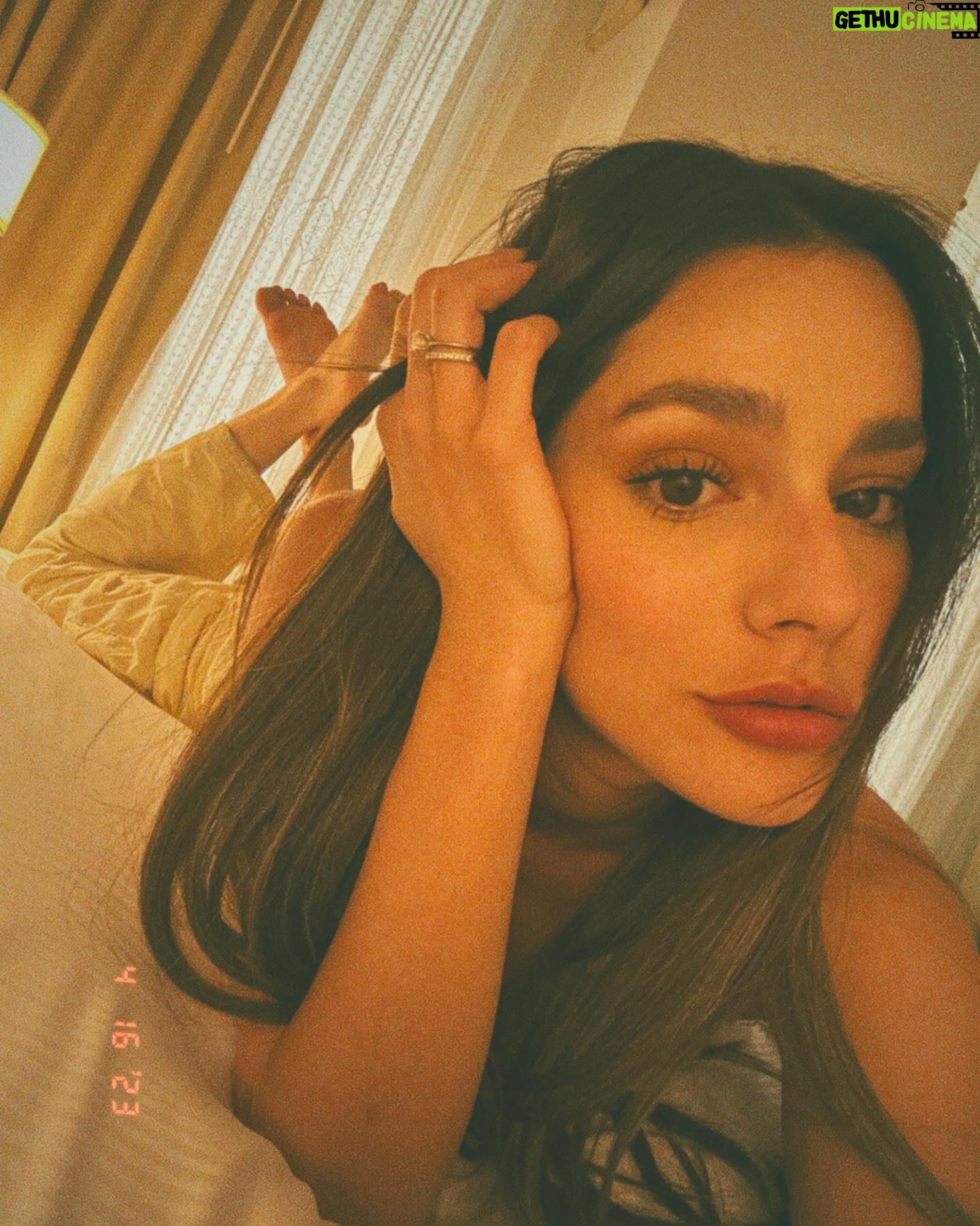 Oka Giner - 61.1K Likes - El día que tome esas fotos yo estaba en un hotel en Texas con aire acondicionado. Lo tenía todo y no supe valorarlo 🥵🥵🥵🥵🥵🥵