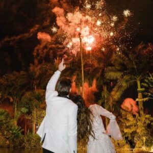 Oka Giner Instagram - Hace un año logramos que nuestra familia entera se bañara, @nachored . Las sorpresas de la noche: tu hermano y el mío. 

Este año ha sido increíble, empezando porque nosotros somos una cosa muy distinta a lo que yo creía de los matrimonios. Todos los días me confirmo a mi misma "que bien me casé chingao".

La única queja que tengo son tus ronquidos pero eso ya lo sabía y no podías ser perfecto. 

Te amo con el alma pendejada mía, gracias por seguir haciéndome sentir la mujer más amada, consentida y plena del universo. 

Gracias por hacer mi vida más divertida ❤️❤️❤️❤️❤️❤️❤️❤️. 

FELIZ PRIMER DE COMO 40 ANIVERSARIO (suponiendo que me muero a los 71 que me parece bastante razonable).