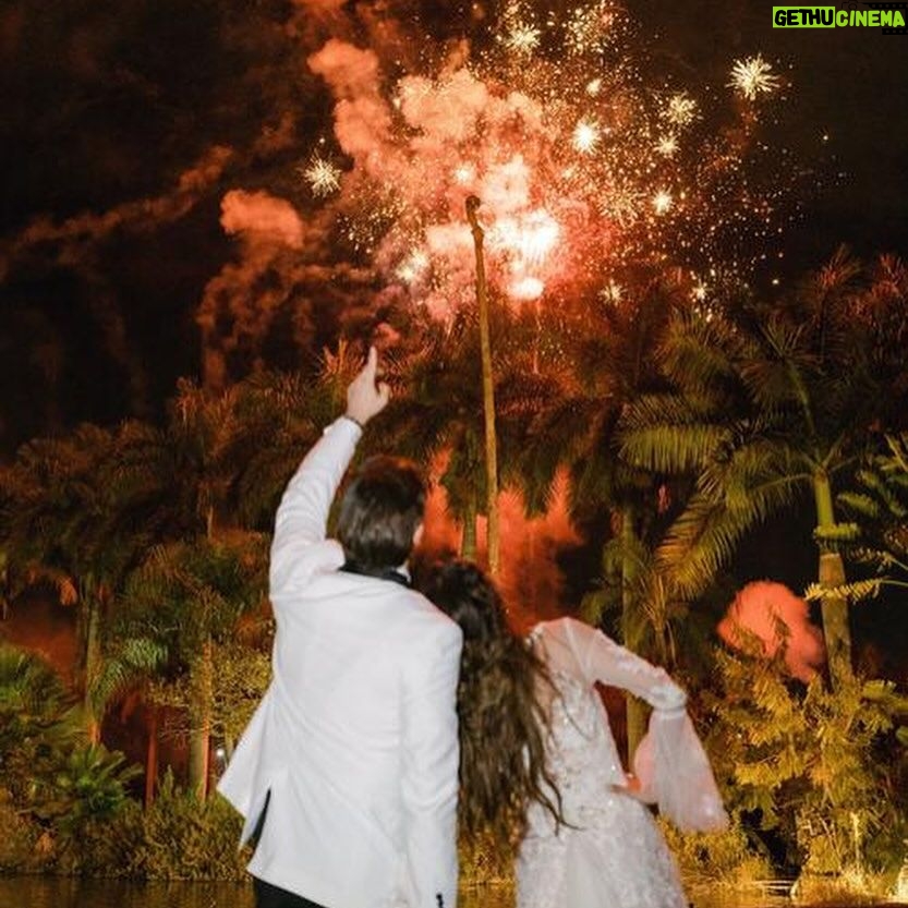Oka Giner - 89.6K Likes - Hace un año logramos que nuestra familia entera se bañara, @nachored . Las sorpresas de la noche: tu hermano y el mío.
Este año ha sido increíble, empezando porque nosotros somos una cosa muy distinta a lo que yo creía de los matrimonios. Todos los días me confirmo a mi misma "que bien me casé chingao".
La única queja que tengo son tus ronquidos pero eso ya lo sabía y no podías ser perfecto.
Te amo con el alma pendejada mía, gracias por seguir haciéndome sentir la mujer más amada, consentida y plena del universo.
Gracias por hacer mi vida más divertida ❤️❤️❤️❤️❤️❤️❤️❤️.
FELIZ PRIMER DE COMO 40 ANIVERSARIO (suponiendo que me muero a los 71 que me parece bastante razonable).
