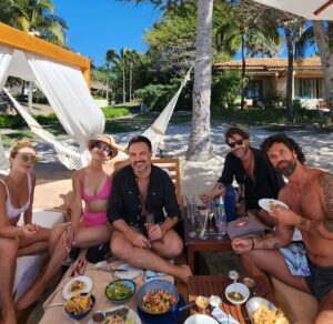 Oka Giner Instagram - Dominguirris 🥂🌞🌊💦💃