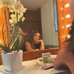 Oka Giner Instagram - Entre tanto trabajo, nervios por el estreno de mi novela y días cargados de estrés, nunca dejo de lado mi salud y bienestar 💆🏻‍♀️ Por eso procuro comer sano, descansar adecuadamente, hacer ejercicio y cuidar mi flora intestinal con probióticos naturales como los de @floratilmx #publicidad 🌿✨