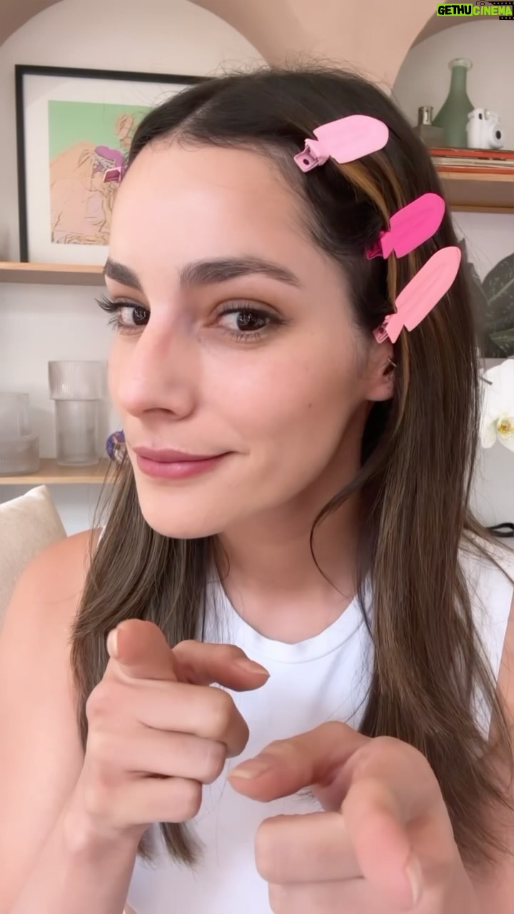 Oka Giner Instagram - El mejor consejo de belleza que alguien te puede dar es: "nunca salgas de casa sin protección solar". ✨✨✨ Y al momento de hablar de protectores solares hay una marca que instantáneamente se viene a mi cabeza, obvio, Hawaiian Tropic 🌸 En este reel quiero mostrarte su línea de protección facial solar @beautycarebyhawaiiantropic Antioxidante, Matte y Sensitive. Cada una diseñada para tu tipo de piel. Cuéntame cuál vas a probar!! Corre por el tuyo a tu tienda de autoservicio más cercana y déjate consentir con cada una de sus fórmulas ❤️❤️❤️❤️. Las vas a amar! 😍😍😍 @beautycarebyhawaiiantropic #BellezaEsEquilibrio