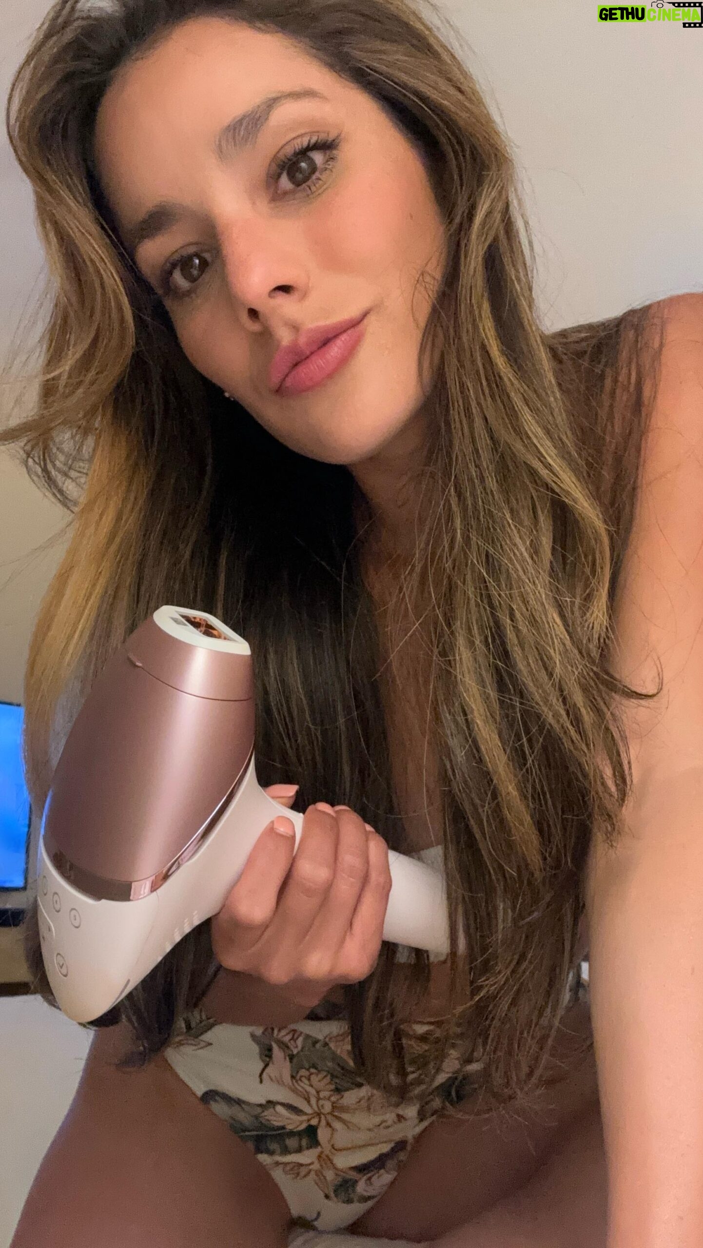 Oka Giner Instagram - La Philips Lumea te va a cambiar la vida!!! Vas a amar como te deja la piel súper suave y además es súper fácil de usar y práctica! Pruébenla y cuéntenme en los comentarios qué les parece! 🤩 #Philips #PhilipsLumea