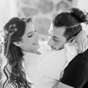 Oka Giner Instagram - El día más mágico de mi vida puse mi arreglo en dos personas que son muy importantes para mi:

@ltorresbeauty y yo fuimos roomies por allá del 2015. Nos levantábamos todos los días para ir a trabajar en nuestros sueños. Peleábamos por quien se había comido la despensa del otro pero las risas nunca faltaron y hoy siempre dibuja en mí una sonrisa al ver hasta donde ha llegado e imaginar todo lo que vendrá en su vida. Te amo mucho bebe ❤️.

A @adriandf lo conocí en "Señora Acero", por ahí del 2016. Él era el encargado de la imagen de todos los actores. Nos hicimos grandes amigos y yo pasaba más tiempo en el camper de maquillaje chismeando y riendo a su lado que en mi propio camerino. Hace poco también dio un paso muy importante y abrió su propio estudio @agm_estudio donde hoy en día hago todas mis locuras y cambios que se me ocurran. 

Gracias por haber estado no sólo en el día más importante, sino durante tantos años. Los quiero con todo mi corazón y me llena de orgullo ver lo chingones que son en lo que hacen y más lo que son como seres humanos. 
❤️❤️❤️❤️❤️❤️❤️❤️❤️

Gracias por haberme hecho sentir la novia más hermosa del 🌍!