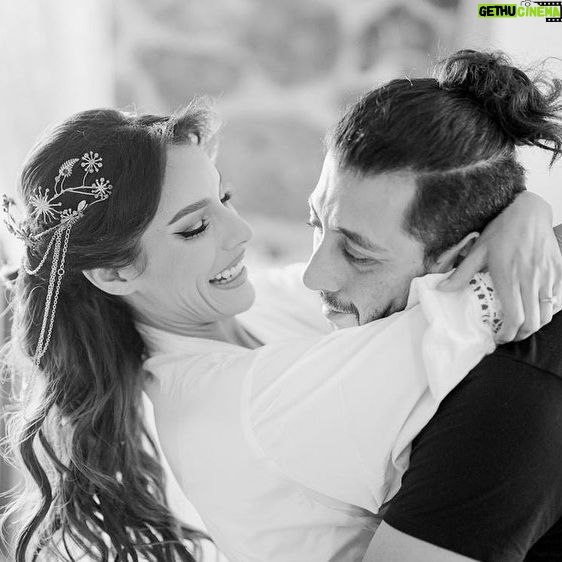 Oka Giner - 76.7K Likes - El día más mágico de mi vida puse mi arreglo en dos personas que son muy importantes para mi:
@ltorresbeauty y yo fuimos roomies por allá del 2015. Nos levantábamos todos los días para ir a trabajar en nuestros sueños. Peleábamos por quien se había comido la despensa del otro pero las risas nunca faltaron y hoy siempre dibuja en mí una sonrisa al ver hasta donde ha llegado e imaginar todo lo que vendrá en su vida. Te amo mucho bebe ❤️.
A @adriandf lo conocí en "Señora Acero", por ahí del 2016. Él era el encargado de la imagen de todos los actores. Nos hicimos grandes amigos y yo pasaba más tiempo en el camper de maquillaje chismeando y riendo a su lado que en mi propio camerino. Hace poco también dio un paso muy importante y abrió su propio estudio @agm_estudio donde hoy en día hago todas mis locuras y cambios que se me ocurran.
Gracias por haber estado no sólo en el día más importante, sino durante tantos años. Los quiero con todo mi corazón y me llena de orgullo ver lo chingones que son en lo que hacen y más lo que son como seres humanos.
❤️❤️❤️❤️❤️❤️❤️❤️❤️
Gracias por haberme hecho sentir la novia más hermosa del 🌍!