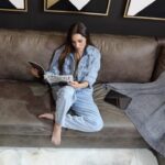 Oka Giner Instagram - Después de varios meses de grabaciones, lo que más disfruto es estar en mi sala y bailar a solas con música a todo volúmen o acostarme con Nacho en nuestro sofá de @mueblesdico a ver nuesta serie favorita ¿Ustedes que es lo que más disfrutan hacer en su sala? Aprovechen del 18 de abril al 3 de mayo, TODAS las salas de Muebles Dico con hasta el 60% de descuento hasta 12 meses sin intereses. #MueblesDico #BuenosMomentosEnCasa’