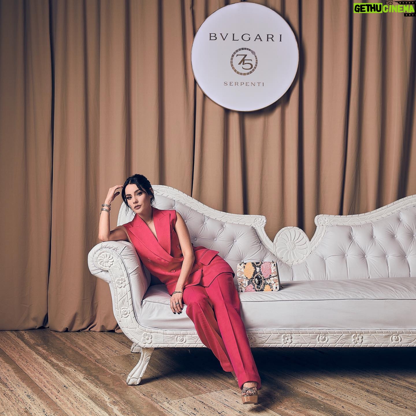 Oka Giner Instagram - Ayer celebramos a @bulgari por el 75 aniversario de #serpenti #serpenti75 Cómo podrán ver iba con el más guapo de la fiesta 🔥🔥🔥🔥 👗 @victorblancostudio 💇🏻♀️ @juliodelatorrehair 💄 @alberto_arana @makeup_arana @marcolinodisa @getagencia @judithjjaquez