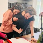 Oka Giner Instagram – Hoy hace un año @nachored me regaló una casita de juguete y me prometió que me la iba a convertir en una de verdad. 
No tardo el año cuando eso pasó. 
En la segunda foto está firmando la escritura de nuestra 🏠❤️
En el video 3 la está limpiando porque como así que pretendía regalármela y que yo la limpiara. Eso JAMÁS! 
La cuarta foto no tiene nada que ver pero me pareció así como muy San Valentín. 

Les deseo a todas un Nacho Redondo en sus vidas ❤️
Que por cierto desde que me regaló mi casa como que se ve más guapo. 

Te amo con el alma @nachored ❤️