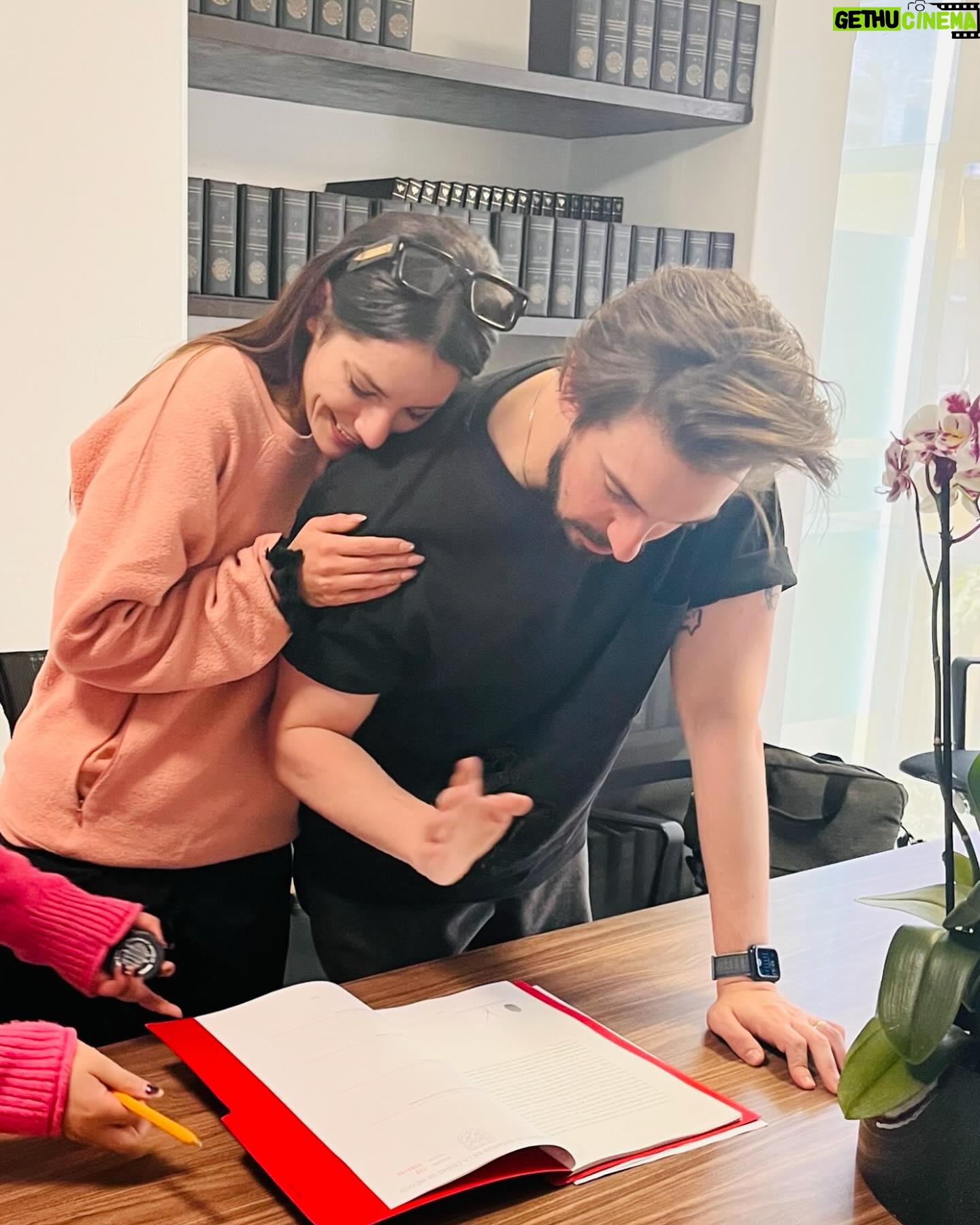 Oka Giner - 76.5K Likes - Hoy hace un año @nachored me regaló una casita de juguete y me prometió que me la iba a convertir en una de verdad.
No tardo el año cuando eso pasó.
En la segunda foto está firmando la escritura de nuestra 🏠❤️
En el video 3 la está limpiando porque como así que pretendía regalármela y que yo la limpiara. Eso JAMÁS!
La cuarta foto no tiene nada que ver pero me pareció así como muy San Valentín.
Les deseo a todas un Nacho Redondo en sus vidas ❤️
Que por cierto desde que me regaló mi casa como que se ve más guapo.
Te amo con el alma @nachored ❤️