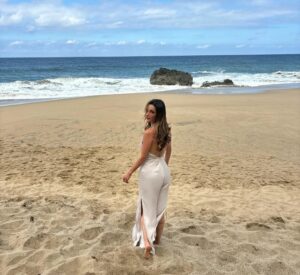 Oka Giner Instagram - Aunque no crean estoy trabajando 😝☀️
@gisellegonzalezproduccion #mareadepasiones