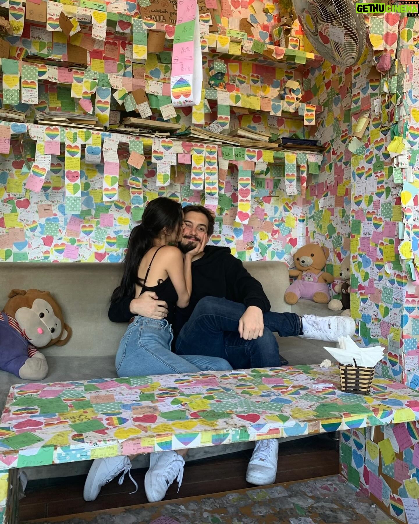 Oka Giner - 76.5K Likes - Hoy hace un año @nachored me regaló una casita de juguete y me prometió que me la iba a convertir en una de verdad.
No tardo el año cuando eso pasó.
En la segunda foto está firmando la escritura de nuestra 🏠❤️
En el video 3 la está limpiando porque como así que pretendía regalármela y que yo la limpiara. Eso JAMÁS!
La cuarta foto no tiene nada que ver pero me pareció así como muy San Valentín.
Les deseo a todas un Nacho Redondo en sus vidas ❤️
Que por cierto desde que me regaló mi casa como que se ve más guapo.
Te amo con el alma @nachored ❤️