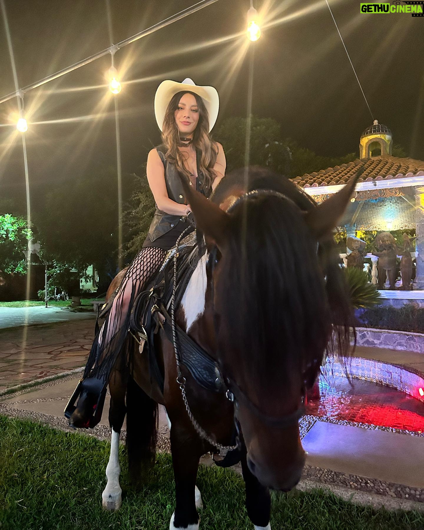 Oka Giner - 73.4K Likes - Ayer fuimos a una fiesta vaquera 🤠
Y descubrí que me encanta Nacho Señor de los cielos 🤤🤤🤤🤤🤤🤤
@nachored