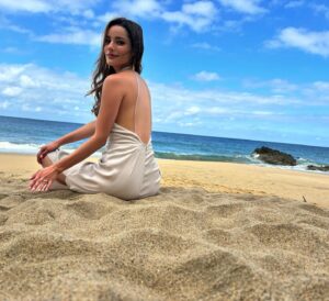 Oka Giner Instagram - Aunque no crean estoy trabajando 😝☀️
@gisellegonzalezproduccion #mareadepasiones