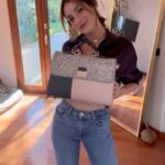 Oka Giner Instagram - Ya conoces NIUH? @niuhmx es una marca de bolsos 👜 100% mexicana, con una gran variedad de colores y diseños que están súper TOP! Para mi es importante compartirla porque la historia detrás de esta emprendedora me toca mucho el corazón ❤️❤️❤️❤️❤️. Sus bolsos son fabricados en nuestro país de manera artesanal. Hechas de piel y de una excelente calidad. Entra a su página y descubre cuál será tu nueva bolsa #NIUH para verte increíble y con mucho estilo 😎. #haul ✨✨✨✨✨✨✨✨✨✨✨ Usa mi código de descuento: OKA15