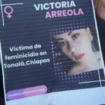 Oka Giner Instagram - Ayer en la marcha una mujer se acercó a mi con lágrimas en sus ojos y me dijo: "Yo se que tú tienes voz en redes, no me pierdo la novela. Por favor ayúdame a difundir esta imagen, no se le ha dado la difusión necesaria. No pregunté nada porque al leer la imagen un nudo invadió mi garganta. Solo pude abrazarla y decirle "cuenta con ello, lo que sea que yo pueda hacer lo haré y no estás sola." Hoy entre a investigar qué pasó con #VictoriaArreola en #Tonalá #Chiapas El 21 de septiembre del 2022 Victoria viajaba con su pareja sentimental, su hija de año y medio y su hijo de 7 años. Su pareja y ella discutieron y el disparó contra de Victoria directo a su cabeza. Después se disparó a si mismo en la pierna para hacer parecer esto un asalto. Fue el pequeño de 7 años quien desmintió los hechos. El pequeñito de tan solo ¡7 AÑOS! valientemente narró los hechos de como su madre perdió la vida a manos de su padrastro. Este señor (su padrastro) era maestro en una secundaria. El señor "José Antonio N" pareja sentimental de Victoria llamó a su madre para que le ayudar a esconder el arma homicida y se llevará a la pequeña de año y medio con ella. Hoy la familia de Victoria busca #justicia Y exigen la pena máxima para "José Antonio N". Por favor AYÚDENME A DIFUNDIR. Se lo debemos a Victoria, a sus hijos y a todas las mujeres que siguen luchando por #justicia 💜 #niunamenos #mexiconosoloduelesmatas #justiciaparavictoria