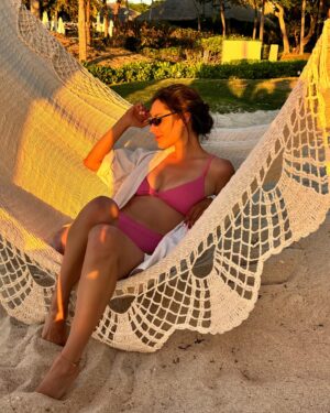 Oka Giner Instagram - Tardes de Nayarit 🌊☀️
👙 @roxy_mx