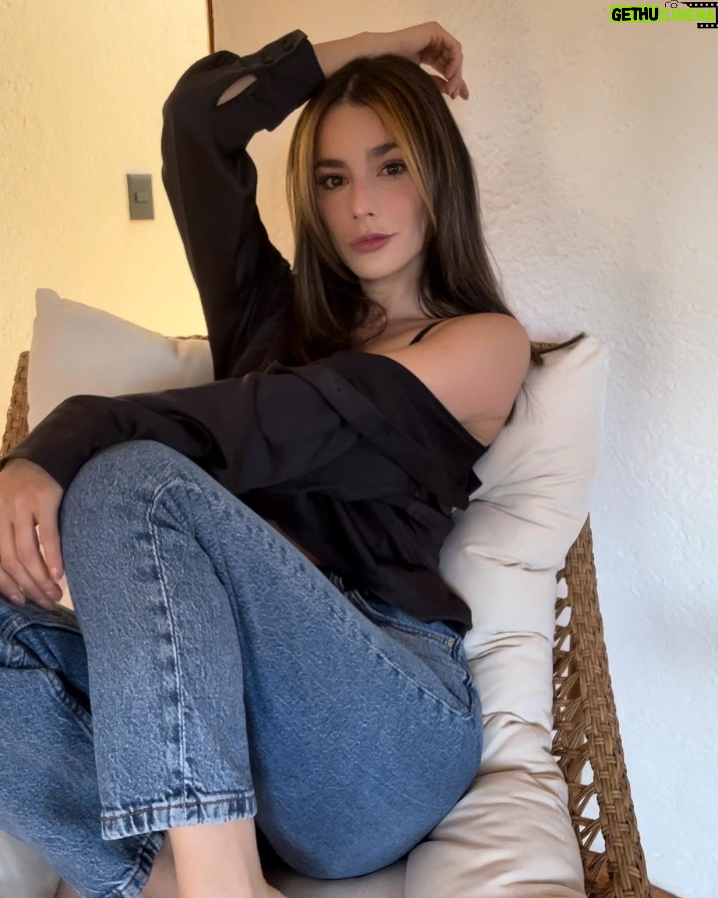 Oka Giner - 55.9K Likes - Miren yo me andaba queriendo tomar unas fotos bien #aesthetic pero pos no me salió. Supongo que es parte de tener 30.
Bueno, total que en la última hasta cerré los ojos y por alguna razón esa fue la más "aesthetic" que logré 😂😂😂😂😂😂😂