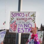 Oka Giner Instagram - Me parte el alma no poder asistir hoy a la marcha. Celebro tener la dicha de estar trabajando el día de hoy y saber que gracias a todas las que alzaron la voz tengo ese privilegio. El 8 de marzo no es un día para felicitar a las mujeres, es un día para conmemorar nuestra lucha y seguir luchando por tener una vida libre de violencia. Me parte el corazón saber que hoy como todos los días en nuestro país, once (11) mujeres no volverán a su casa. Me desgarra el alma saber que hoy saldrán a gritar los padres y familias de nuestras desaparecidas. Hermanas griten por mí, griten por todas, abrácenlos con fuerza y recuerdenles que NO ESTAN SOLOS. 💜💜💜💜💜💜💜💜💜💜💜💜💜💜💜💜💜💜💜💜💜💜 Mi corazón hoy se hace presente en la lucha. #niunamas #niunamenos #8m