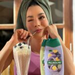 Oka Giner Instagram - Cuenta la leyenda que Cleopatra se bañaba en leche. Entonces porque no meterte a bañar en tu smoothie favorito? Ahora es posible gracias al nuevo #PalmoliveSmoothie con un aroma delicioso y todo lo cremocito del smoothie que te vuelve loco/a. Lo vas a adorar!! #BañoSuave