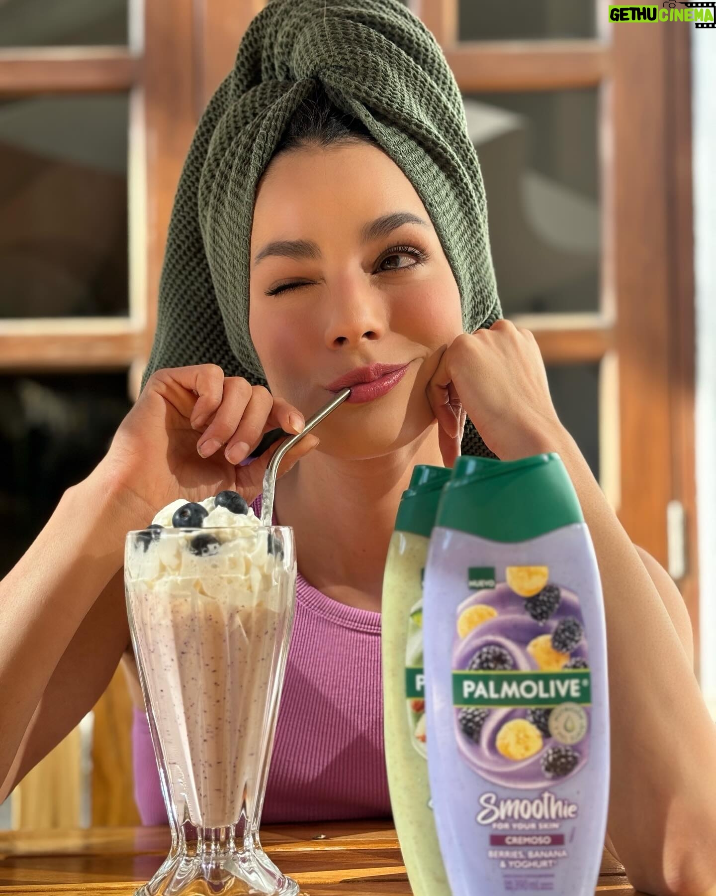 Oka Giner Instagram - Cuenta la leyenda que Cleopatra se bañaba en leche. Entonces porque no meterte a bañar en tu smoothie favorito? Ahora es posible gracias al nuevo #PalmoliveSmoothie con un aroma delicioso y todo lo cremocito del smoothie que te vuelve loco/a. Lo vas a adorar!! #BañoSuave