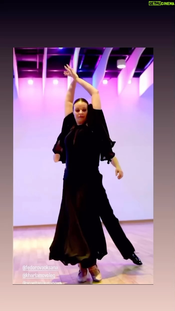 Oksana Fyodorova Instagram - На практике у @anastasiausanova впервые смусим 💃🏼😄 с @kharlamovoleg #dancepractice