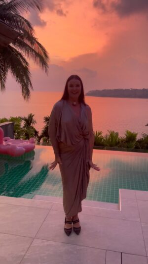 Oksana Fedorova Instagram - Впечатляющий закат ! 🌅 Выдались дни, когда мы большой компанией подруг вырвались отдохнуть . И выбрали лучшее место для отдыха . @thesunsecretcollection @thesunsecretprivatecollection #holiday#отдых