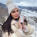 Oksana Fyodorova Instagram - Я люблю путешествовать, поскольку природа дарит мне вдохновение! Сейчас нахожусь в командировке и на отдыхе в Алтае 🏔️ Алтайские горы поднимаются высоко в небо, словно стражи вековой мудрости и красоты, этим невозможно не восхищаться! Однако, солнечные лучи в горах крайне опасны и обгореть очень легко, поэтому я использую Дневной омолаживающий крем HIGH PROTECTION FORTE с SPF 50 PPD 24 от @newdermis_official. Это продукт относится к самому последнему поколению солнцезащитных средств. Крем не просто обладает очень высокой степенью защиты от ультрафиолетовых лучей и солнцезащитным фактором СПФ 50 , но и дополнительно защищает кожу от: – Синего света гаджетов/компьютеров/ламп/подсветок и т д. – Автомобильных и промышленных выхлопов и других загрязнений – Табачного дыма. Продукт разработан специально для кожи 40 . Он омолаживает, увлажняет кожу и разглаживает морщины. Эффект увлажнения сохраняется до 48 часов после нанесения. Я планирую использовать этот крем и после возвращения домой — в качестве дневного крема. Ведь забота о себе - это очень важно! 🩵 Крем HIGH PROTECTION от NewDermis - Защита от солнца и даже больше! Заказать можно на официальном сайте бренда newdermis.ru или на озон (арт. 492665429) Реклама. Рекламодатель Трубников А.А. ИНН 230809640915 Erid:2VtzqvrHCQt #newdermis #newdermisкрем #highprotection #защитавгорах #spf #защитаотсолнца #spf50 #spf #оксанафедорова