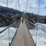 Oksana Fyodorova Instagram - Чудесное место , которое непременно надо посетить это остров Патмос .Поющие скалы Иоанна Богослова , куда приезжают паломники молиться о семье . Подвесной мост , скалы , чистая Катунь поражают своей красотой . Остров Патмос - место духовной силы На окраине села Чемал из вод реки Катунь вырастает небольшой остров с отвесными скалистыми берегами. Эти скалы в окружении воды и на фоне горных пейзажей на противоположном берегу Катуни смотрятся просто волшебно. 😍✨ А «изюминкой на торте» является расположенный на острове небольшой деревянный храм Иоанна Богослова.🙏🏻