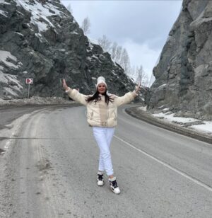 Oksana Fyodorova Instagram - Отправившись в горы , непременно надо покричать , это уже стало традицией . Освобождаем место для новый чистой 
энергии . #горы