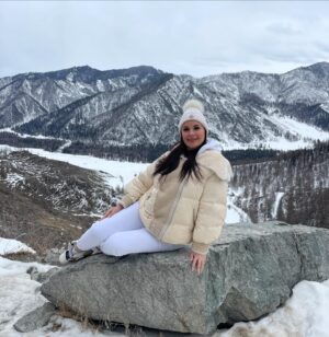 Oksana Fyodorova Instagram - Отправившись в горы , непременно надо покричать , это уже стало традицией . Освобождаем место для новый чистой 
энергии . #горы