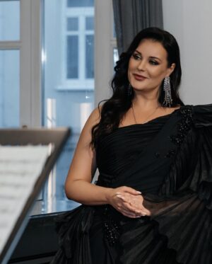 Oksana Fyodorova Instagram - Дорогие друзья, вот и подошел к концу наш цикл «Музыкальных вечеров» в Музее С. С. Прокофьева…  Последний концерт мы посвятили выдающимся юбилярам 2024 и 2025 года – Пушкину, Римскому-Корсакову, Глинке, Чайковскому, Бунину и Фету. Что их связывает между собой? конечно же, жанр русского романса! 
Для программы мы отобрали подлинные жемчужины русской романсовой лирики, такие как «Не пой, красавица» Рахманинова, «День ли царит» Чайковского и «Пленившись розой, соловей» Римского-Корсакова. Сколько в них тончайших оттенков, сколько изысканности и трепетности! И как же приятно было осознавать, что слушатели любят эти романсы так же сильно, как и я! 
В этот вечер в концерте принял участие стипендиат Благотворительного фонда Оксаны Федоровой Петр Бердников. Он  исполнил замечательную альтовую сонату Глинки, которая по духу прекрасно соответствовала настроениям романсов.
Благодарю мою музыкальную команду:
Георгий Мигунов фортепиано @georgmigunov 
Павел Солдатиков – скрипка @pavelibertango 
Гюльнара Масляева – ведущая @gyulnaramaslyaeva 
#МузыкальноеПутешествие #ЮбилеиВеликих